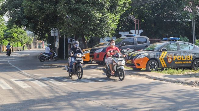 Beberapa mobil polisi terparkir didepan pintu masuk kawasan rumah Nikita Mirzani di Pesanggrahan, Jakarta Selatan, Jumat (13/11). [Suara.com/Alfian Winanto]