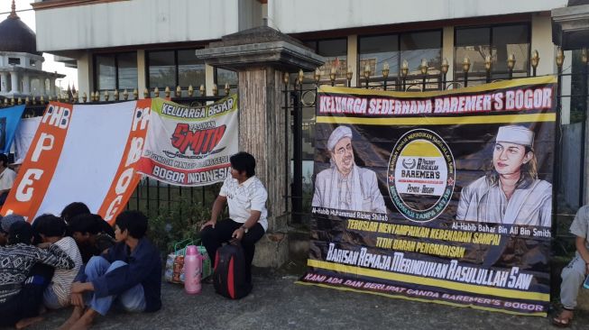 Ribuan jamaah mulai memadati simpang Gadog Ciawi Bogor Jawa Barat, untuk menyambut Habib Rizieq Shihab, Jumat (13/11/2020). Ada dari mereka yang membawa spanduk Habib Rizieq dan Habib Bahar bin Smitch. (Suara.com/Andi Ahmad Sulaendi).