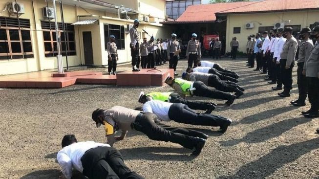 Terjaring Operasi Gaktibplin, 11 Personel Polres Sibolga Disanksi Push Up