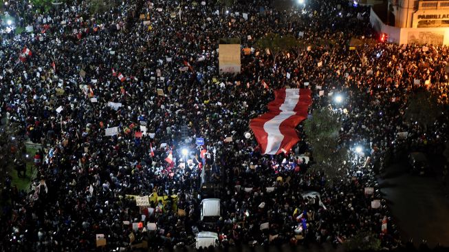 Ribuan demonstran melakukan aksi terkait pemakzulan Presiden Martin Vizcarra di Lima, Peru, Kamis (12/11/2020).  [ERNESTO BENAVIDES / AFP]