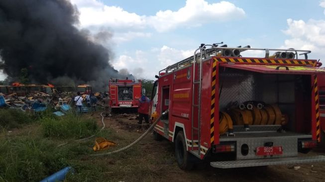 Bangkai Bus TransJakarta Terbakar di Dramaga Bogor