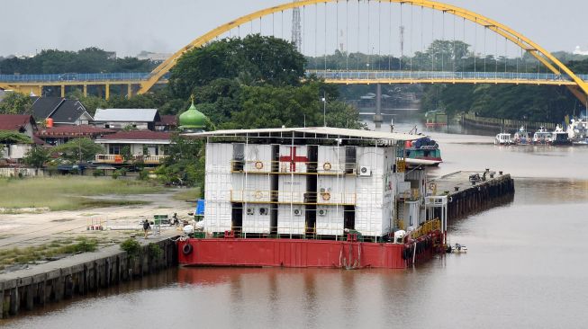 Rumah Sakit Apung (RSA) Nusa Waluya ll berlabuh di tepi Sungai Siak, Kota Pekanbaru, Riau, Jumat (13/11/2020). 