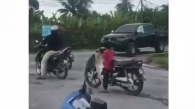 Aksi bocah naik motor ini mendapat sorotan dari perekam, cara naiknya unik (Instagram)