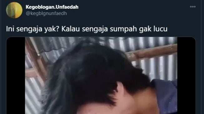 Ayah sembur anaknya dengan susu cair. (Twitter/@kegblgnunfaedh)