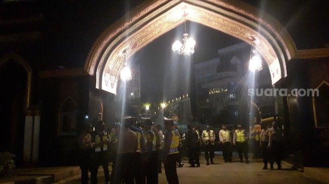 Aparat gabungan usai melakukan apel jelang pengamanan kedatangan massa pendukung Habib Rizieq Shihab di Simpang Gadog, Ciawi Bogor, Kamis (12/11/2020) malam. [Suara.com/Andi Ahmad Sulaendi]