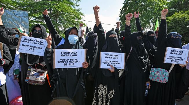 Sejumlah warga yang sebagian besar ibu rumah tangga dan tergabung dalam Forum Persaudaraan Umat Beragama (FPUB) berunjuk rasa di Alun-alun Serang, Banten, Jumat (13/11/2020). [ANTARA FOTO/Asep Fathulrahman]