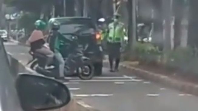 Aksi ojol ingin menghindari razia akhirnya ketahuan juga oleh polisi (Instagram)