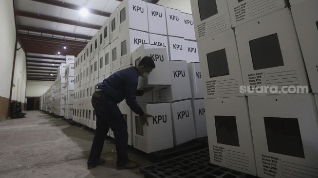 Petugas memeriksa kotak suara yang telah dirakit di Gudang Logistik KPU, Depok, Jawa Barat, Jumat (13/11/2020). [Suara.com/Angga Budhiyanto]