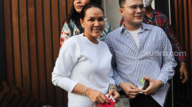 Sahabat Nikita Mirzani, Fitri Salhuteru saat ditemui di rumah Nikita Mirzani di Pesanggrahan, Jakarta Selatan, Jumat (13/11). [Suara.com/Alfian Winanto]