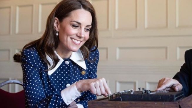 Busana dengan Kerah Kontras Kate Middleton. (Instagram/@kensingtonroyal)