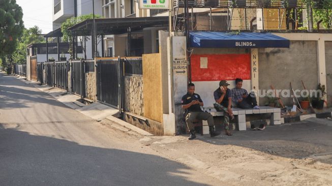 Local security guards around Nikita Mirzani's home in Pesanggrahan, South Jakarta, on Friday (11/13). [Suara.com/Alfian Winanto]