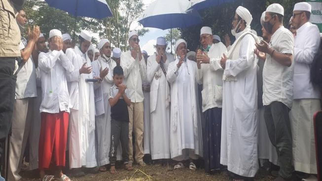 Habib Rizieq Shihab meresmikan pembangunan masjid seharga Rp 50 miliar di Pondok Pesantren Agrokultural Markaz Syariat, Jumat (13/11/2020). (Suara.com/Andi)