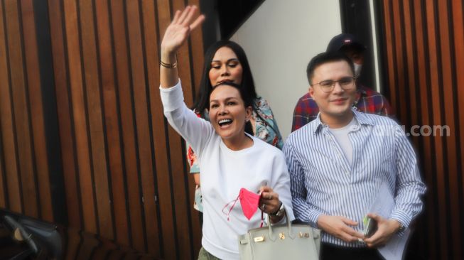 Sahabat Nikita Mirzani, Fitri Salhuteru saat ditemui di rumah Nikita Mirzani di Pesanggrahan, Jakarta Selatan, Jumat (13/11). [Suara.com/Alfian Winanto]