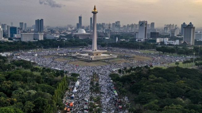 Suasana aksi reuni 212 di kawasan Monas, Jakarta, Senin (2/12/2019). Reuni tersebut digelar untuk lebih mempererat tali persatuan umat Islam dan persatuan bangsa Indonesia. ANTARA FOTO/Aruna/Adm/ama. (ANTARA FOTO/ARUNA)
