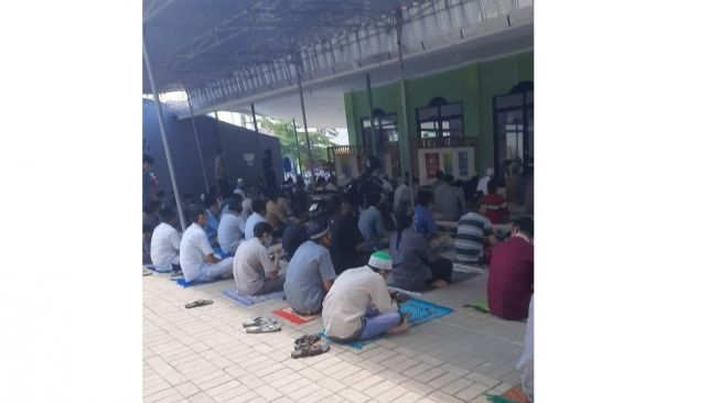 Motor parkir di tengah jamaah masjid jadi sorotan (Facebook)