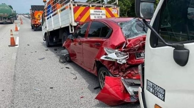 Mobil Proton 'Digeprek' Dua Truk, Kualitas Keamanannya Bikin Kagum