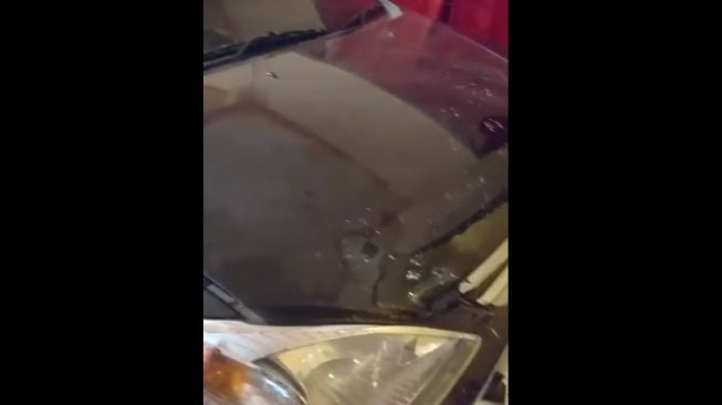 Kondisi depan Toyota Avanza setelah menabrak tembok, cuma lecet-lecet (Facebook)