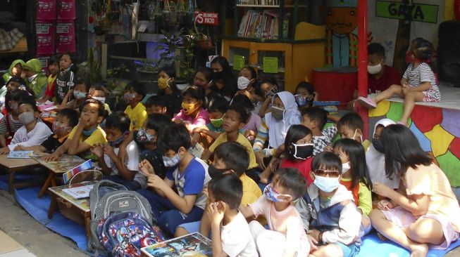 Sejumlah anak menyimak pendongeng saat mendongeng tentang protokol kesehatan di Cakung Barat, Jakarta Timur, Sabtu (14/11/2020). [ANTARA FOTO/Suwandy]