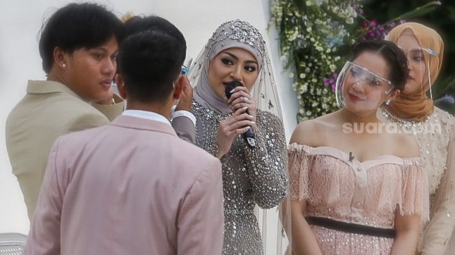 Nathalie Holscher usai melangsungkan akad nikah dengan Komedian Sule di Kawasan Jatisampurna, Bekasi, Jawa Barat, Minggu (15/11). [Suara.com/Alfian Winanto]