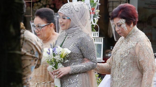 Nathalie Holscher saat akan melangsungkan akad nikah dengan Komedian Sule di Kawasan Jatisampurna, Bekasi, Jawa Barat, Minggu (15/11). [Suara.com/Alfian Winanto]