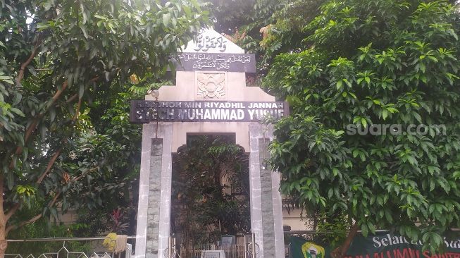 Pintu masuk makam Syech Muhammad Yusuf pejuang kemerdekaan di kawasan Perumahan Pesona Khayangan Kota Depok, Minggu (15/11/2020). [Suara.com/Supriyadi]