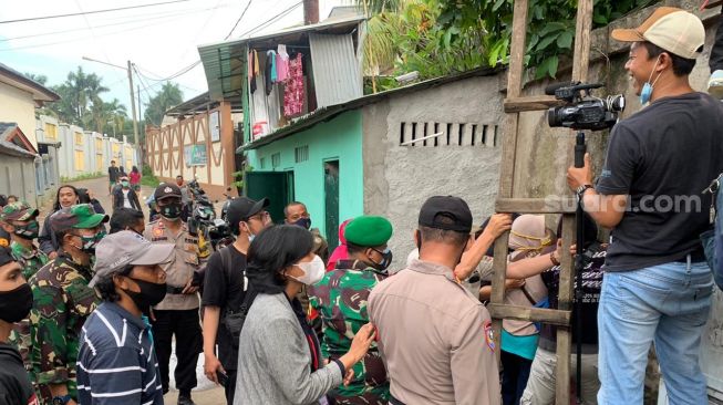 Aksi adu mulut wartawan dan petugas di lokasi pernikahan Sule [Suara.com/Evi Ariska]