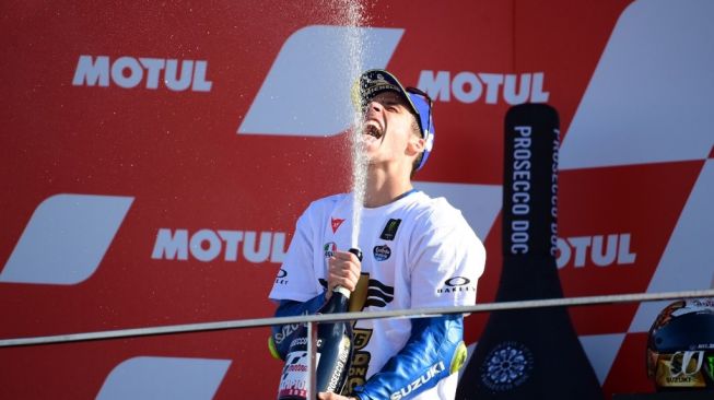 Rider Suzuki Ecstar, Joan Mir melakukan selebrasi usai memastikan diri jadi juara dunia MotoGP 2020 di Sirkuit Ricardo Tormo, Valencia, Spanyol, Minggu (15/11/2020) malam WIB. [LLUIS GENE / AFP]