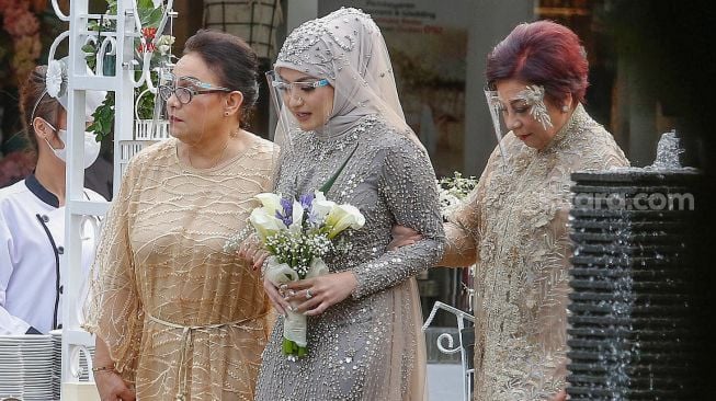 Nathalie Holscher saat akan melangsungkan akad nikah dengan Komedian Sule di Kawasan Jatisampurna, Bekasi, Jawa Barat, Minggu (15/11). [Suara.com/Alfian Winanto]