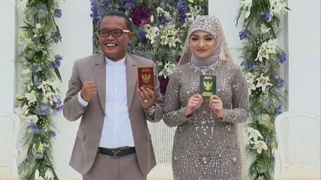 Tangkapan layar komedian Sule dan Nathalie Holscher menunjukkan buku nikah setelah resmi jadi pasangan suami istri, Minggu (15/11/2020). (YouTube/Rans Entertainment)