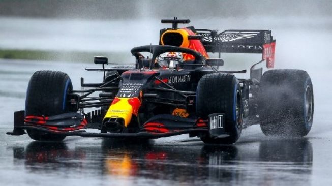 Pebalap tim Red Bull Max Verstappen memacu mobilnya di sesi kualifikasi Grand Prix Turki, Istanbul Park, Sabtu (14/11/2020). [AFP]