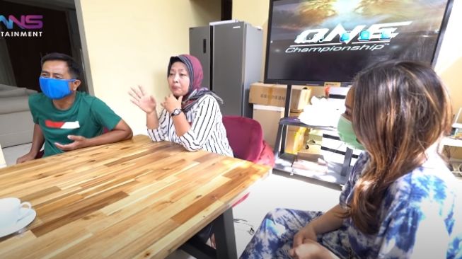 Pertemuan Raffi Ahmad dan keluarga "kembarannya'. - (YouTube/RansEntertainment)