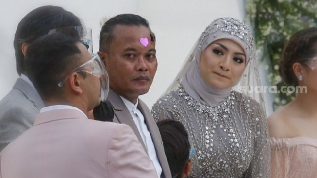 Komedian Sule dan Nathalie Holscher usai melangsungkan akad nikah di Kawasan Jatisampurna, Bekasi, Jawa Barat, Minggu (15/11). [Suara.com/Alfian Winanto]