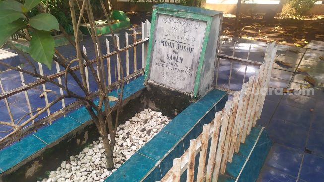 Makam Syech Muhammad Yusuf pejuang kemerdekaan di kawasan Perumahan Pesona Khayangan Kota Depok, Minggu (15/11/2020). [Suara.com/Supriyadi]