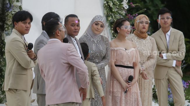 Komedian Sule dan Nathalie Holscher bersama keluarga saat di pelaminan usai melangsungkan akad nikah di Kawasan Jatisampurna, Bekasi, Jawa Barat, Minggu (15/11). [Suara.com/Alfian Winanto]