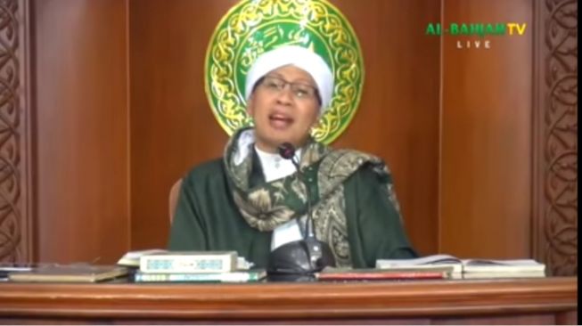 Penjelasan Buya Yahya Soal Istri Rekam Video Buka Aurat untuk Suami