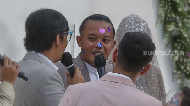 Komedian Sule usai melangsungkan akad nikah dengan Nathalie Holscher di Kawasan Jatisampurna, Bekasi, Jawa Barat, Minggu (15/11). [Suara.com/Alfian Winanto]