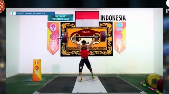 Lifter putra Indonesia Rizky Juniansyah berhasil menyabet tiga medali emas pada ajang Kejuaraan Dunia Angkat Besi Remaja Virtual 2020 di Lima, Peru, Minggu (15/11/2020).