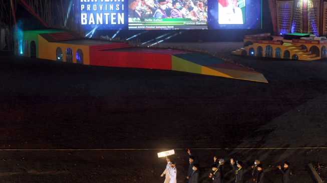 Kafilah dari Provinsi Banten mengikuti pawai defile dengan menerapkan protokol kesehatan saat pembukaan MTQ Nasional ke-28, di Nagari Sikabu, Lubuk Alung, Kabupaten Padangpariaman, Sumatera Barat, Sabtu (14/11/2020).  [ANTARA FOTO/Iggoy el Fitra]