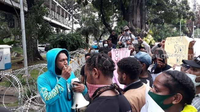 Mahasiswa AMP Demo Istana Teriak Papua Bukan Merah Putih, Referendum!
