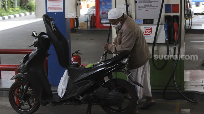 Pengendara sepeda motor mengisi bahan bakar minyak (BBM) Pertalite di SPBU Cikini Raya, Jakarta, Senin (16/11/2020). [Suara.com/Angga Budhiyanto]