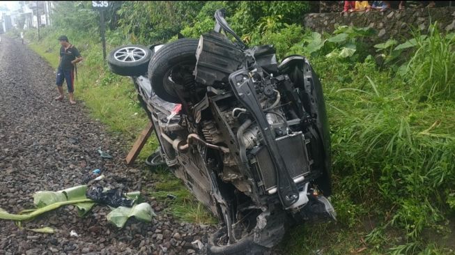 KA vs Toyota Calya di Blitar, Sopir Tewas Terjepit di Dalam Mobil