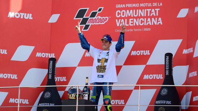 Pebalap Suzuki Ecstar, Joan Mir, merayakan kemenangan setelah memenangkan kejuaraan dunia MotoGP setelah Grand Prix Valencia di sirkuit Ricardo Tormo, Valencia, Spanyol, Minggu (15/1).  [LLUIS GENE / AFP]