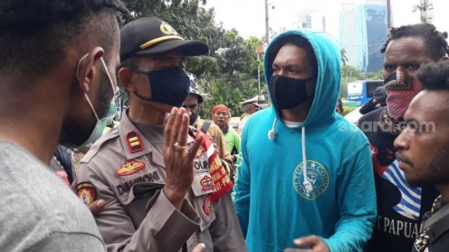 Pendemo warga Papua saat bernegosiasi dengan aparat terkait aksi unjuk rasa di kawasan Patung Kuda. (Suara.com/Bagaskara)