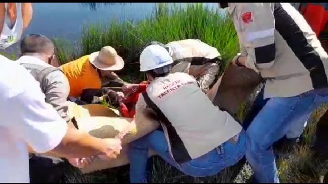 Mayat Mengapung di Sungai Mengenakan Helm dan Jaket Merah Gegerkan Warga