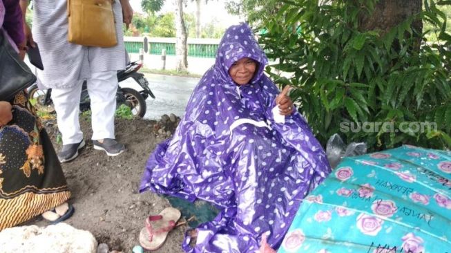 ODGJ bernama Wike ditemukan tinggal di bawah pohon di utara Masjid Agung Bantul, Sabtu (14/11/2020). - (SuaraJogja.id/Muhammad Ilham Baktora)