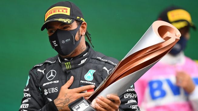 Pebalap Mercedes Lewis Hamilton usai memenangi balapan F1 Grand Prix Turki di Istanbul, Minggu (15/11/2020). Clive Mason / POOL / AFP