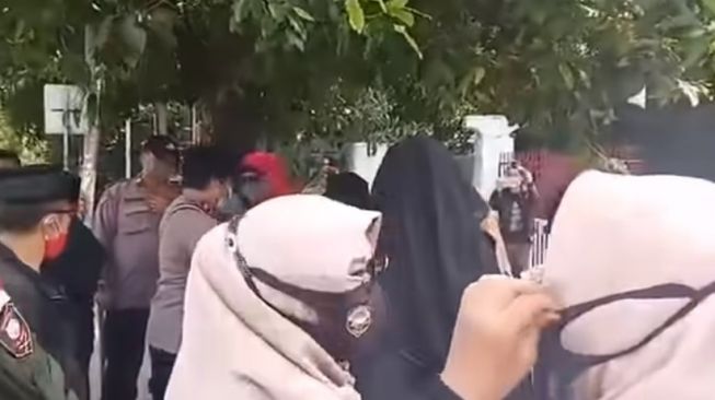 Rumah Nikita Mirzani digeruduk perempuan bercadar (Youtube Benteng Aqidah)