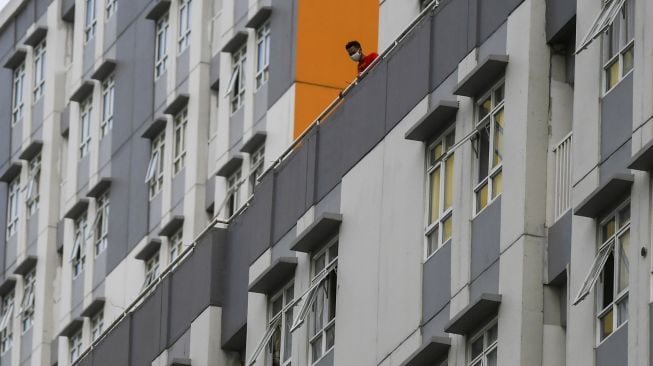 Pasien COVID-19 beraktivitas di Rumah Sakit Darurat COVID-19 Wisma Atlet Kemayoran di Jakarta, Minggu (15/11/2020). [ANTARA FOTO/Galih Pradipta]
