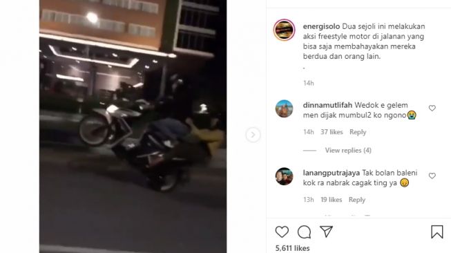 Sepasang kekasih melakukan gaya bebas di atas kendaraan roda dua. - (Instagram/@energisolo)