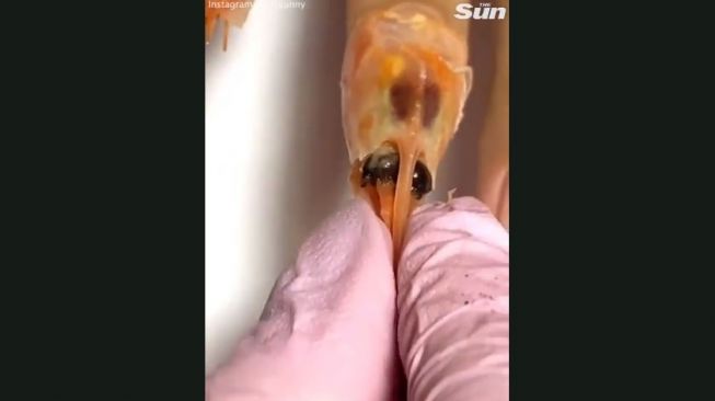 Manikur Kepala Udang (tangkap layar thesun.co.uk / Instagram @nail_sunny)